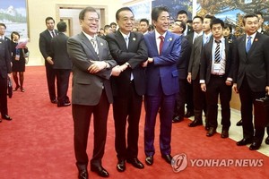 韓國總統文在寅(左起)、中國國務院總理李克強、日本首相安倍晉三合影。（圖源：韓聯社）