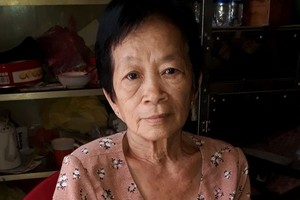 老婦患病多年行走困難的梁玲