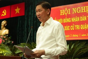 市人委會副主席陳永線在與第四郡選民接觸會上發言。（圖源：輝盛）