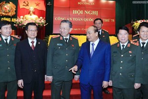 阮春福總理（右三）與公安部領導交談。（圖源：VGP）