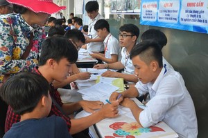 學生在市工業大學填寫錄取登記書。