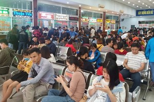 民眾等待發售春運車票。