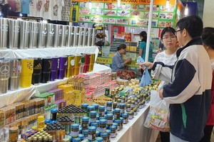斯次展銷會共有200多個展位，包括食品、飲料、首飾、日用品等。