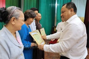 第十一郡人委會主席陳飛龍表彰取得出 色成績的個人及單位。