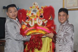 徐梓衡師傅(右)向麒麟捐贈一套醒獅。