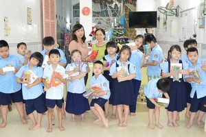 本報工會副主席陳月寶代表轉交禮物及現金 給校長及學生們。