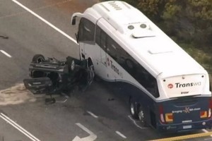 一輛載有3人的小汽車與一輛載有超30人的巴士相撞，造成兩人死亡。（圖源：互聯網）