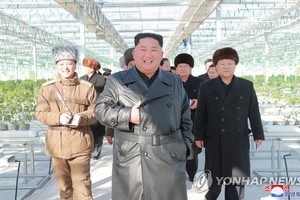 朝鮮國務委員會委員長金正恩（中）出席溫室農場投產儀式。（圖源：韓聯社/朝中社）