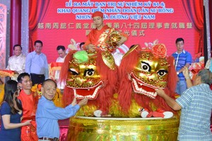 各嘉賓應邀為龍獅點睛開光。