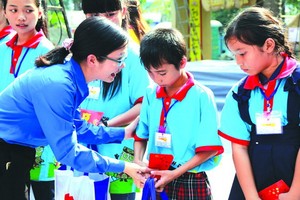 本市共青團關照貧困少兒。