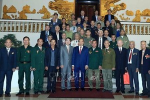 政府總理阮春福（前中）與海防市革命戰士團合影。（圖源：越通社）