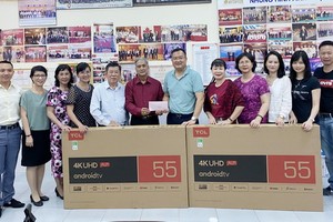 本市中國商會向芹苴市相關單位捐獻愛心。