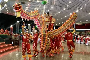 精英堂表演“豪光四射與龍共舞”新節目。