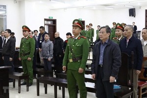 各被告人、法警及庭上所有出席者站立著聽取審判長宣讀判決書。（圖源：越通社）