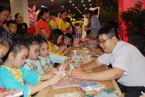 眾多少兒參加日本摺紙藝術活動。