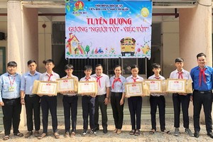 拾金不昧的7名學生與共青團本市市委和市少先隊委員會代表合照。（圖源：英傑）