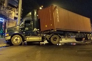 事故現場，集裝箱車橫擋摩托車車道，車頭損壞，潤滑油灑滿路面。（圖源：嘉明）