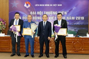 常務副主席陳國俊（右一）兼任負責財政和贊助副主席職務。（圖源：靈丹）