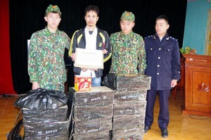 非法運輸鞭炮被抓獲的阮文力（左二）及物證120公斤鞭炮。（圖源：微全）