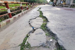 戰略街最近路面出現許多裂痕，並且日漸擴大。