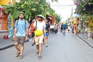 外籍遊客前來會安古埠遊覽觀光。（圖源：互聯網）