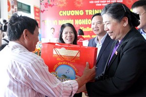 國會常務副主席從氏放（右）向慶和省萬寧縣萬盛鄉困貧戶贈送禮物。（圖源：忠誠）