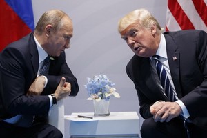 俄羅斯總統普京（左）與美國總統特朗普在G20峰會期間會晤。（圖源：AP）