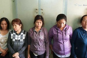 圖為落網的扒手團夥。照片右起依次為阮氏金芝、陳氏錦絨、安水月、楊翠幸、陳秋燕。（圖源：阮新）