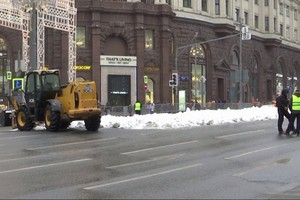 莫斯科遭逢近130年來最熱的冬天，12月罕見不下雪，為了營造跨年氣氛，莫斯科當局出動人造雪妝點街頭。（圖源：路透社）