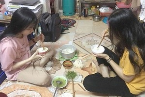 大學生飯菜本來要很節省，現今豬肉漲價令他們遇上更多困難。