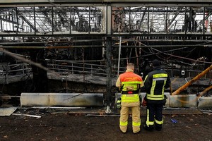 動物園的猿類館已被燒毀。（圖源：路透社）