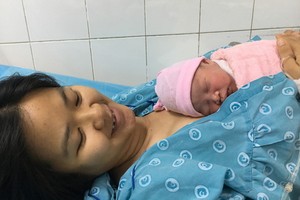 本市慈裕產育醫院喜迎2020元旦寶寶，平安分娩的產婦阮碧鳳與愛女合影。（圖源：H.L）