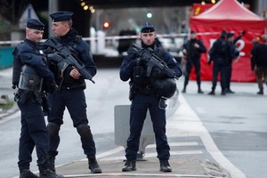 法國武警在案發現場附近加以警戒。（圖源：Getty Images）