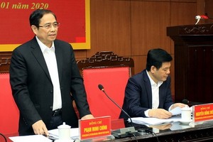 中央組織部長范明政（左）在會上致詞。（圖源：梅秀）