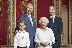 英國王室“四世同堂”合影。（圖源：AP）