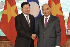 阮春福總理（右）會見老撾總理通倫‧西蘇里。（圖源：VGP）