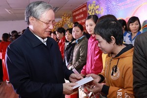 陳國旺同志向JNTC VINA 公司的家境貧困勞工贈送禮物。（圖源：海阮）