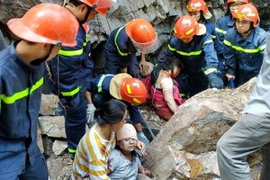 救護隊員們接報後趕抵現場營救母女倆。（圖源：阮和忠）