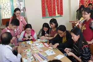 SHZ舉辦的迎春書法盛會吸引了廣大熱愛書法、藝術賀卡的青年踴躍參加、交流，場面十分熱鬧。