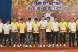 市男子隊接受籃協代表頒獎。