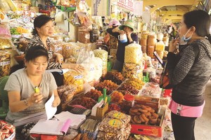 消費者在平西市場購買年貨。