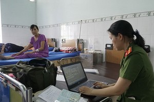 第九郡公安機關的行政與社會秩序管理隊來到 病房協助患者辦理身份證。