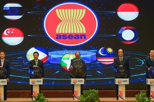 政府總理阮春福（中）與各代表啟動開通東盟網頁。（圖源：Zing）