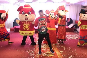 李志成與團圓在點睛開光儀式上演出賀歲節目。