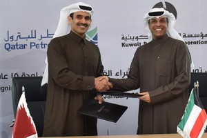科威特石油大臣哈立德‧法迪勒（右）與卡塔爾能源事務國務大臣薩阿德‧卡比5日在科威特城簽署協議。（圖源：Qatar Petroleum）