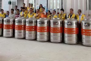 台商慈善團將水塔及善款轉交給當地的貧困戶。