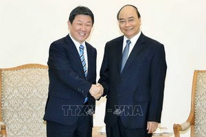 政府總理阮春福（右）接見日本外務大臣茂木敏充。（圖源：越通社）