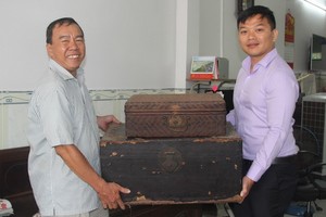 本報發行部老員工周志雄（左）向麒麟捐出多件極具歷史價值的華人文物。