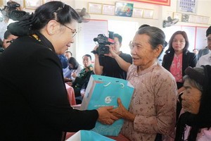 國會常務副主席從氏放（左）分別向兩位越南英雄母親陳氏妙及阮氏妹贈送春節禮物。（圖源：越通社）