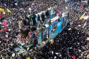 伊朗指揮官蘇萊曼尼於家鄉下葬，逾百萬民眾到場送別。（圖源：路透社）